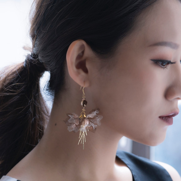Furiosa | 茶色 花びら イアリング 手作り ゼブラストーン handmade flower earring 2枚目の画像