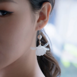 Dianne | 白い花びら コットンパール イアリング アクセサリー handmade flower earring 2枚目の画像