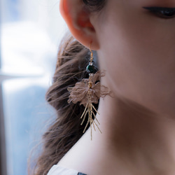 Miranda | 茶色花びら イアリング 手作り タイガーアイストーン Yarn flower earring 1枚目の画像