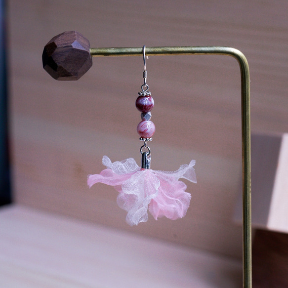 Mary | ピンク 花びら イアリング  手作り キャンディクォーツ handmade flower earring 第1張的照片