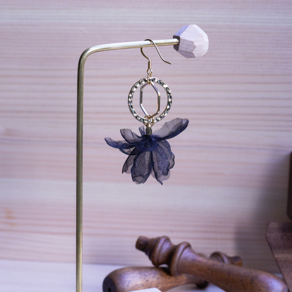 Jennifer | 黒い花びら イアリング 手作りアクセサリ handmade flower earring gift 2枚目の画像