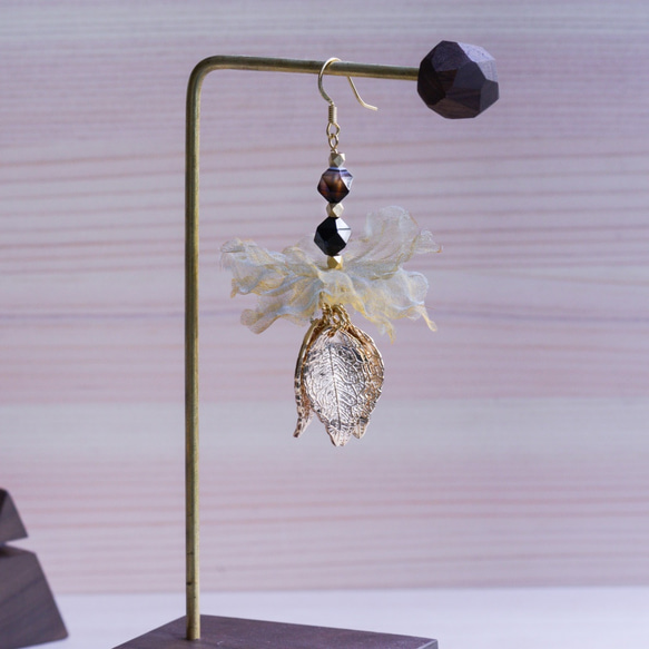 Clara | 茶色花びら 金葉 イアリング ピアス 手作り ピアス 瑪瑙 Yarn flower earring 2枚目の画像