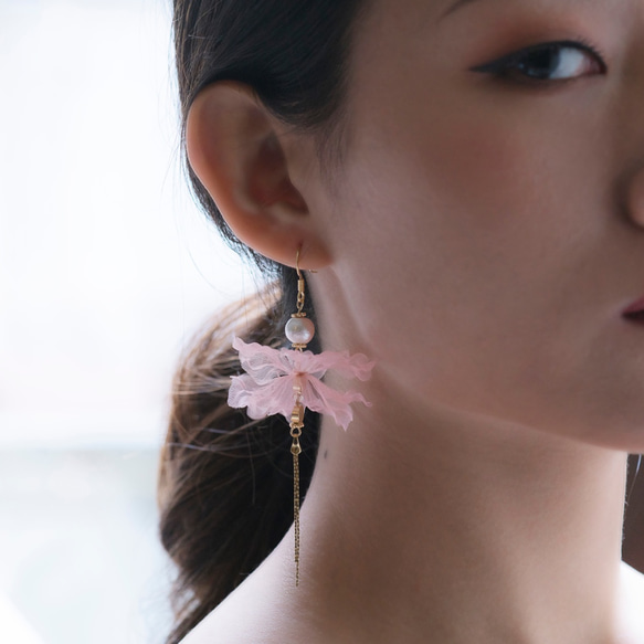 Jackie | ピンク花びら コットンパール ロング イアリング handmade flower earring 1枚目の画像