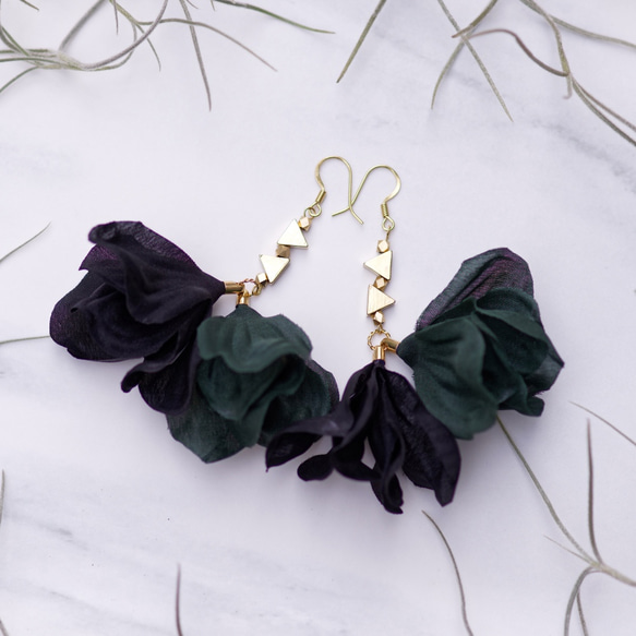Andrea | 緑と黒い花びら 手作り ロング ピアスイヤリング 布花 fabric flower earring 第1張的照片