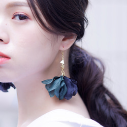 Andrea | 緑と黒い花びら 手作り ロング ピアスイヤリング 布花 fabric flower earring 第2張的照片