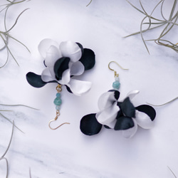Ellen | 緑と白い花びら アマゾナイト 手作り ピアスイヤリング  布花fabric flower earring 第1張的照片