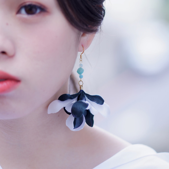 Ellen | 緑と白い花びら アマゾナイト 手作り ピアスイヤリング  布花fabric flower earring 第2張的照片