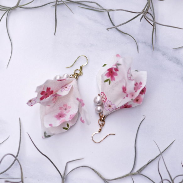 Yuna 優奈 | 着物花びら 手作り コットンパール ピアス イヤリング kimono fabric earring 2枚目の画像