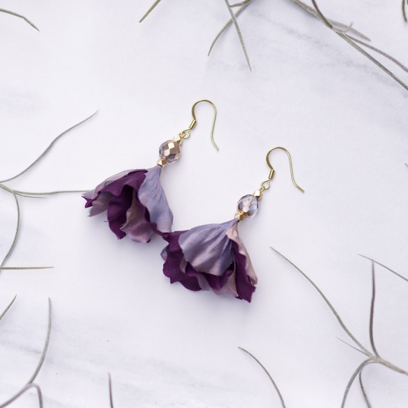 Natasha | むらさき 花びら 手作り ピアス イヤリング Satin fabric flower earring 第1張的照片