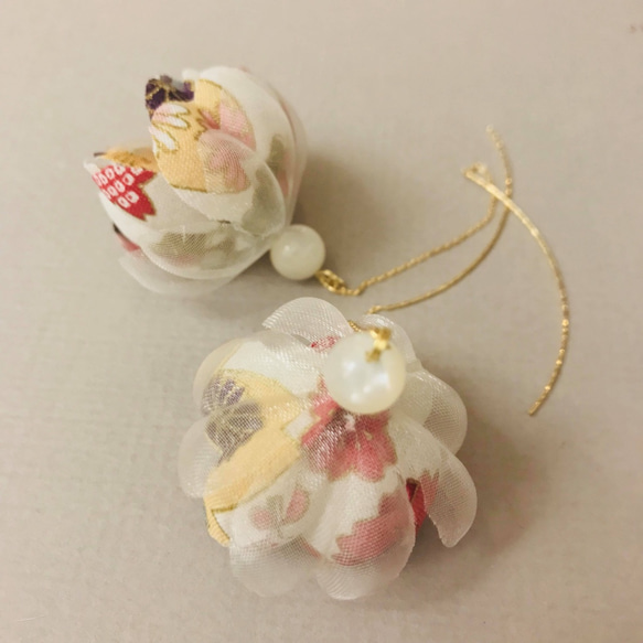 Mayumi | 花びら 手作り 半貴石 ピアス イヤリング fabric flower earring 第1張的照片