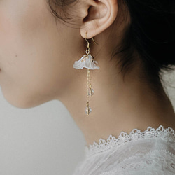 Anthousai | 白い花びら 手作り チェコビーズ  パール イヤリング Yarn Flower Earring 1枚目の画像