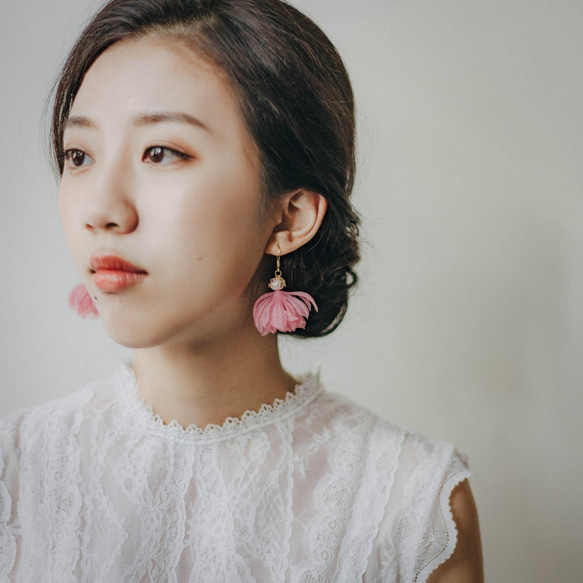 Patricia | 花びら 手作り パール 桜色 ピアス アクセサリー Fabric Flower Earring 第1張的照片