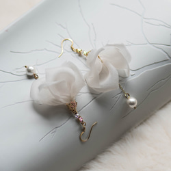 Alani │ 白い花びら 手作り コットンパール   ピアス アクセサリーOrganza flower earring 第1張的照片