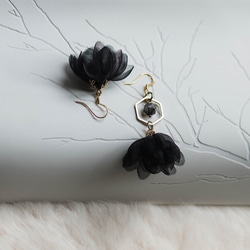 Raven │ 黒い花びら 手作り オニキス   ピアス アクセサリーSilk flower earring 1枚目の画像