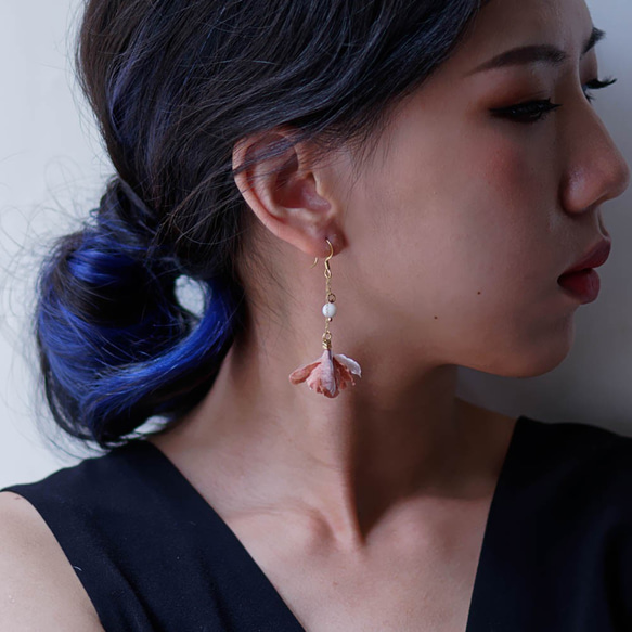 Hazel │ 茶色花びら 手作り マザーオブパール   ピアス アクセサリーfabric flower earring 2枚目の画像