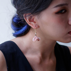 Hazel │ 茶色花びら 手作り マザーオブパール   ピアス アクセサリーfabric flower earring 3枚目の画像