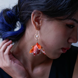 Phoenix │ オレンジ花びら 手作り 淡水パール ピアス アクセサリーfabric flower earring 第2張的照片