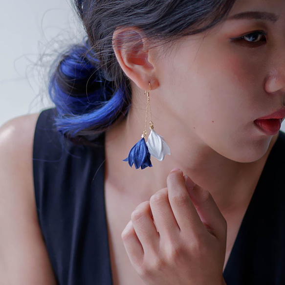 Katniss │青と白 花びら 手作り コットンパール 雲 ピアス fabric flower earring 第2張的照片