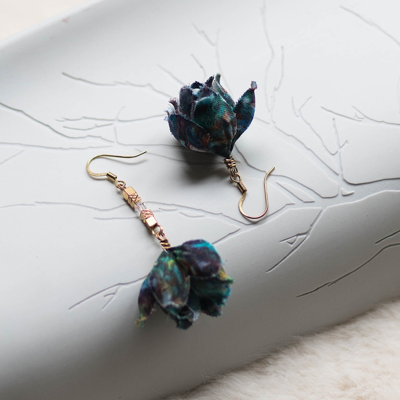 Lotus │緑と白 花びら 手作り クリスタル 森 ピアス アクセサリーfabric flower earring 第1張的照片