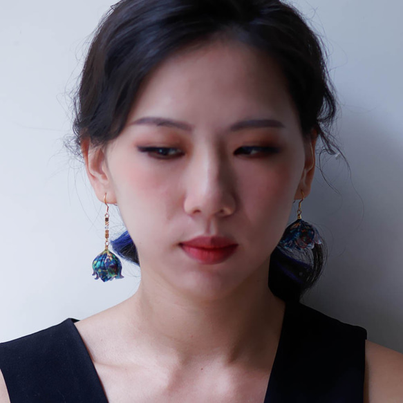 Lotus │緑と白 花びら 手作り クリスタル 森 ピアス アクセサリーfabric flower earring 第2張的照片