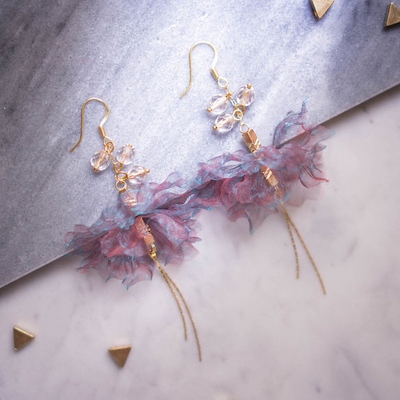 Madeline | むらさきと青い 花びら  アリング ピアス 手作り Yarn flower earring 2枚目の画像