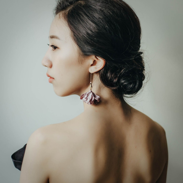 Anita | むらさき 花びら アリング ピアス 手作り Handmade Fabric flower earring 1枚目の画像
