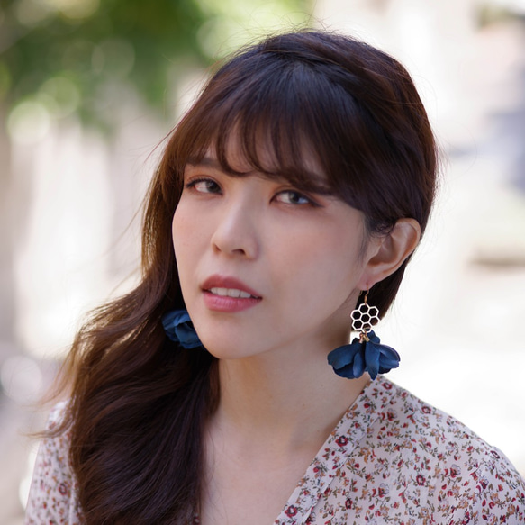 Katrina | 青い 花びら アリング ピアス 手作り Handmade Fabric flower earring 第1張的照片