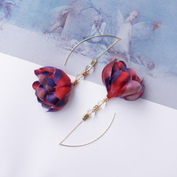 Polly | 赤い 花びら クリスタル おすすめ シルク 手作り ピアス Flower Earring 第1張的照片