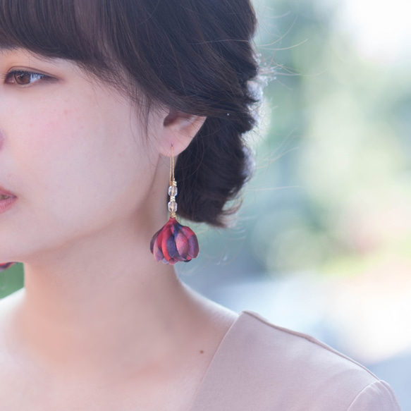 Polly | 赤い 花びら クリスタル おすすめ シルク 手作り ピアス Flower Earring 第2張的照片