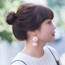 Delia│ピンク  花びら ポンポン  手作り ピアス 可愛い 冬 Handmade Flower Earring 2枚目の画像