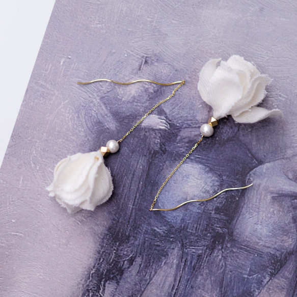 Phoebe│白い 花びら パール  手作り ピアス 優雅  Handmade Flower Earring 第1張的照片