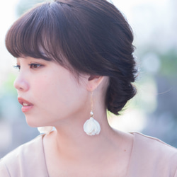 Phoebe│白い 花びら パール  手作り ピアス 優雅  Handmade Flower Earring 第2張的照片