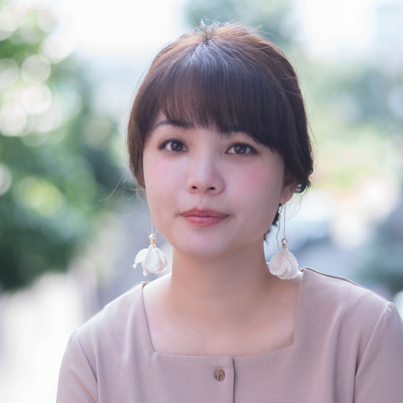 Phoebe│白い 花びら パール  手作り ピアス 優雅  Handmade Flower Earring 第3張的照片