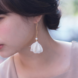 Phoebe│白い 花びら パール  手作り ピアス 優雅  Handmade Flower Earring 第4張的照片