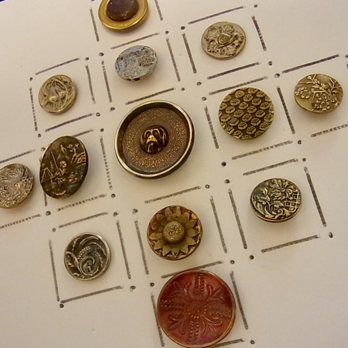 裏に「PARIS」と刻印のあるパリ製アンティークボタン 13個セット