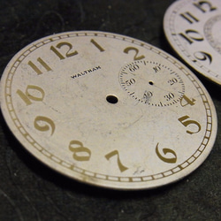 本物志向。古いウォルサム社の懐中時計の文字盤のみ2枚セットです。JW -209 3枚目の画像