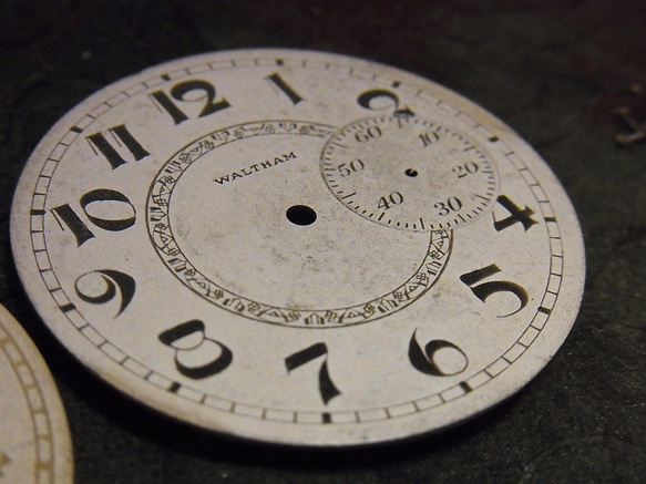 本物志向。古いウォルサム社の懐中時計の文字盤のみ2枚セットです。JW -209 4枚目の画像