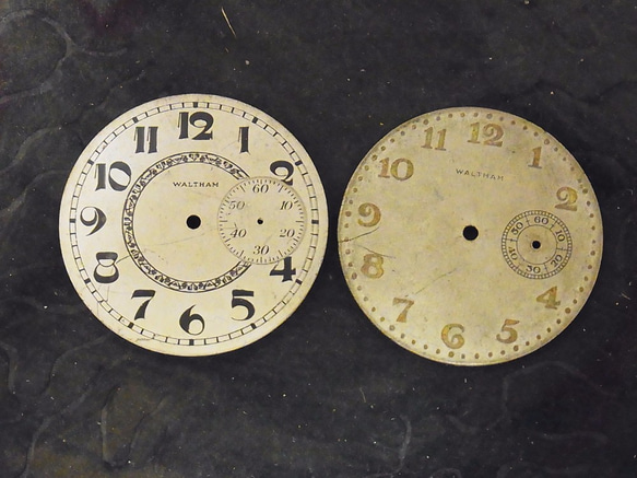 本物志向。古いウォルサム社の懐中時計の文字盤のみ2枚セットです。JW -231 1枚目の画像