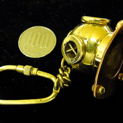 真鍮製ダイビングヘルメットのキーホルダーです スチームパンクの材料として。 4枚目の画像