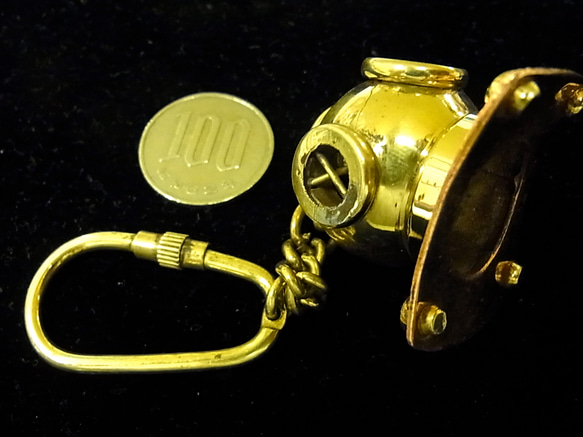 真鍮製ダイビングヘルメットのキーホルダーです スチームパンクの材料として。 4枚目の画像