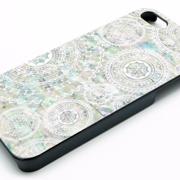 iPhoneSE／5／5s 天然貝ケース（ホワイトレース・黒カバー