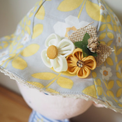 手工製作雙面防風防曬棉質帽子 適合成人小孩嬰兒 黃色小花圖案連髮夾套裝 第3張的照片