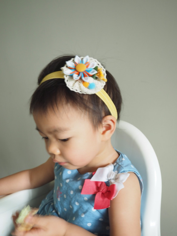 淺黃八瓣花拼小毛毛球嬰兒/小童彈性髮帶 適合百日宴彌月拍攝家庭照 第2張的照片