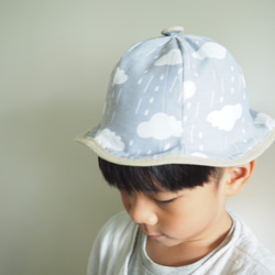 手工製作雙面防風防曬棉質帽子 適合成人小孩嬰兒 灰色下雨白雲圖案 第2張的照片