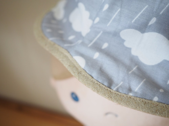 手工製作雙面防風防曬棉質帽子 適合成人小孩嬰兒 灰色下雨白雲圖案 第3張的照片