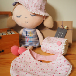 手作雙面粉紅小花圖案/ 粉紅櫻花圖案防風防曬帽子嬰兒小孩保暖圍巾及圍兜 彌月禮物 第2張的照片