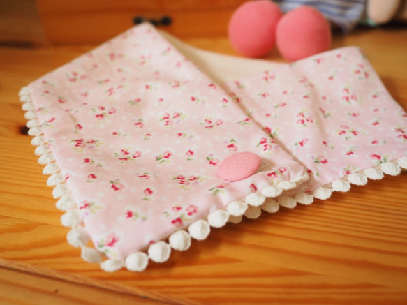 手作雙面粉紅小花圖案/ 粉紅櫻花圖案防風防曬帽子嬰兒小孩保暖圍巾及圍兜 彌月禮物 第3張的照片