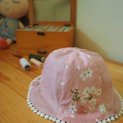 手作雙面粉紅小花圖案/ 粉紅櫻花圖案防風防曬帽子嬰兒小孩保暖圍巾及圍兜 彌月禮物 第5張的照片