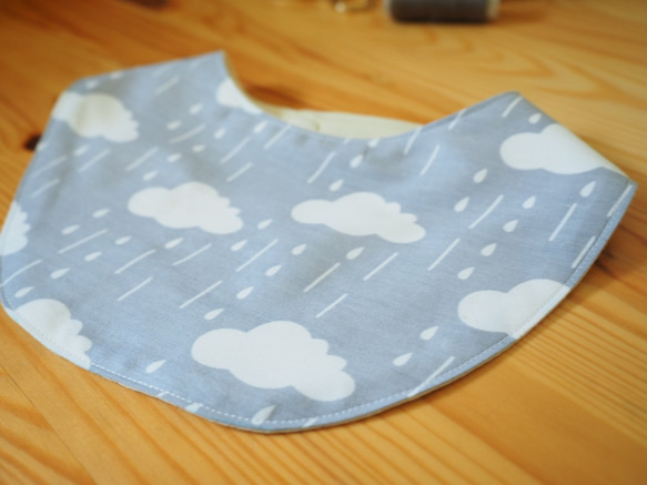手作棉質灰藍白雲下雨圖案嬰兒/小童圍兜 口水巾 第2張的照片