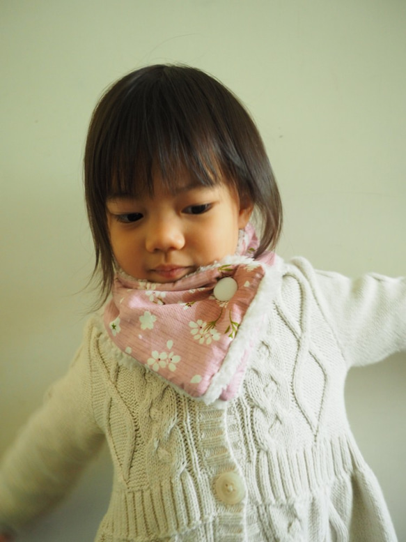 手作粉紅櫻花圖案 保暖圍巾 可做小孩成人尺寸 第1張的照片